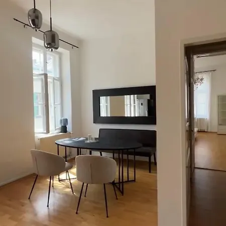Апартаменти Altbauwohnung Im Univiertel!